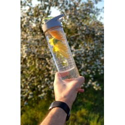 Sports water bottle with insert for fruit and ice